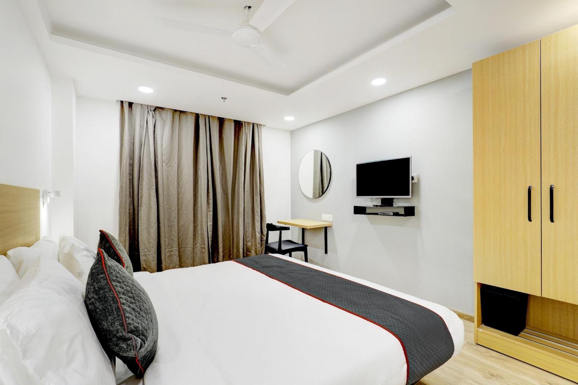 Super Townhouse Rajyash Rise Hotell Sarkhej Eksteriør bilde