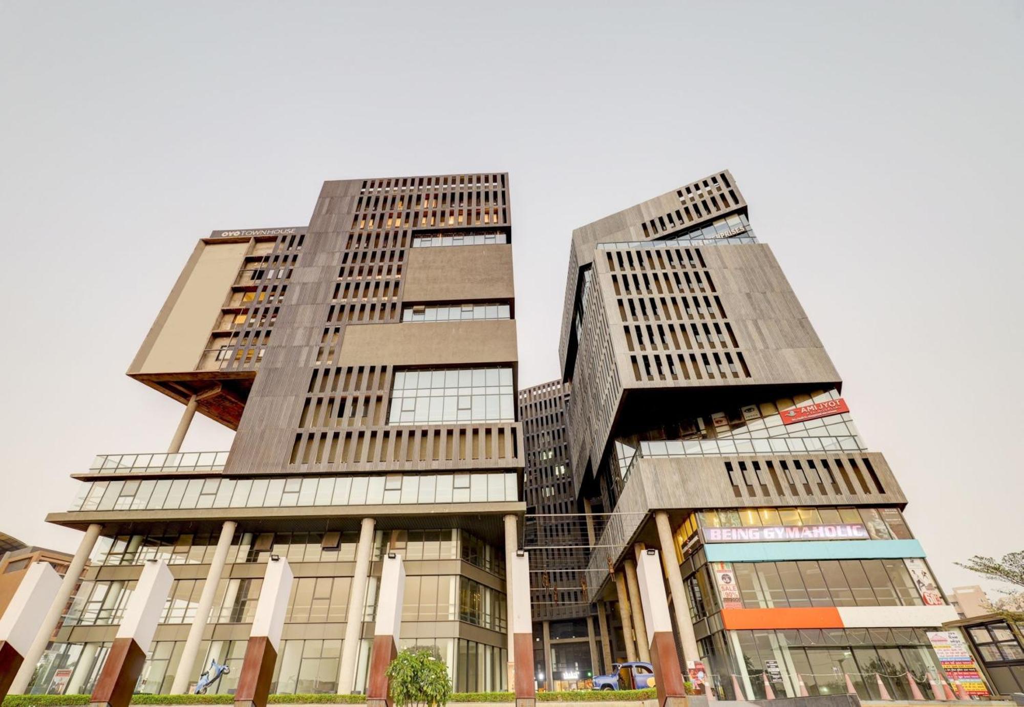 Super Townhouse Rajyash Rise Hotell Sarkhej Eksteriør bilde