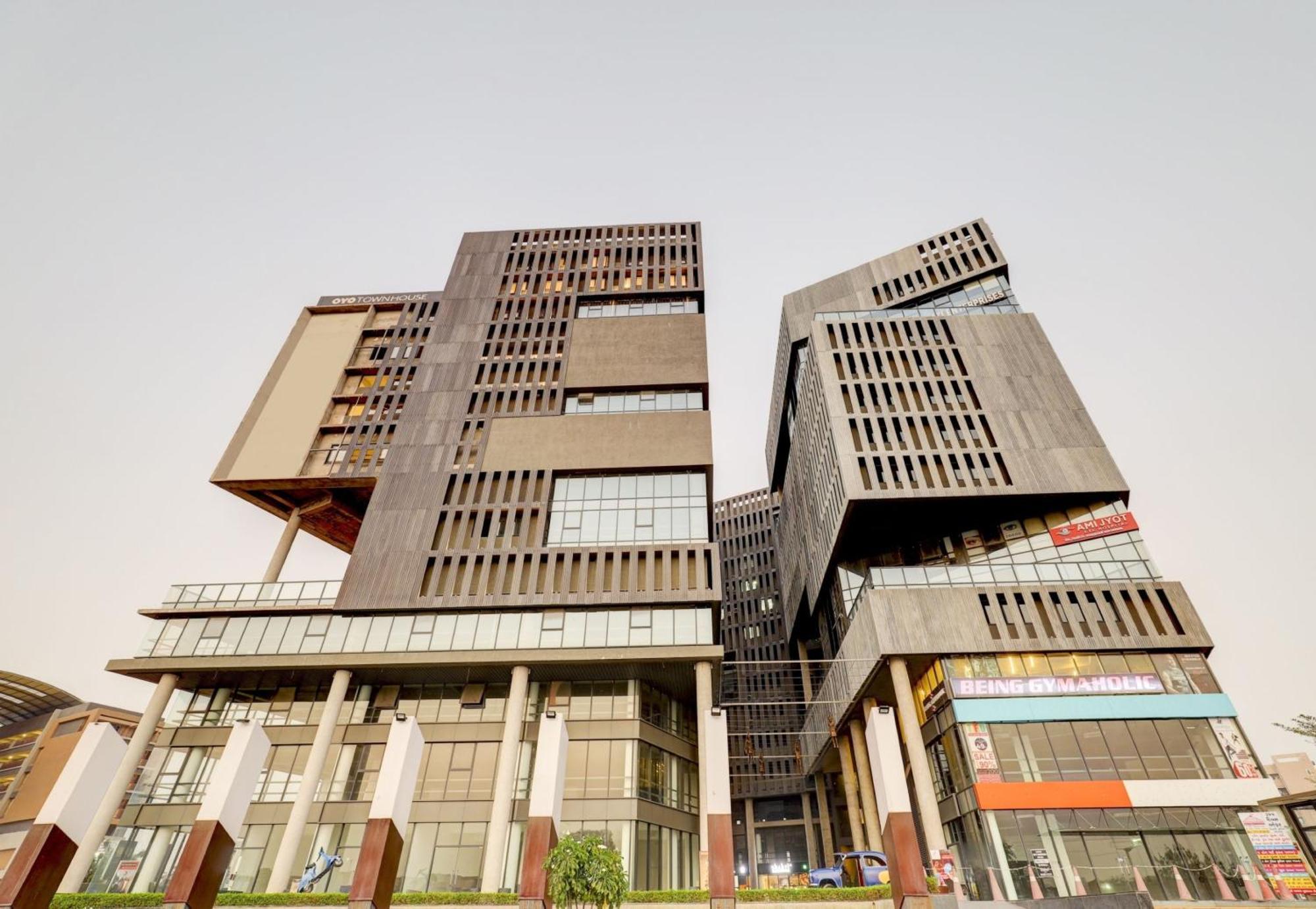 Super Townhouse Rajyash Rise Hotell Sarkhej Eksteriør bilde