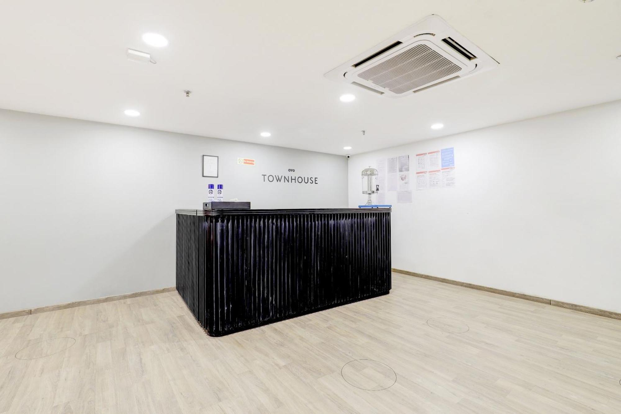 Super Townhouse Rajyash Rise Hotell Sarkhej Eksteriør bilde