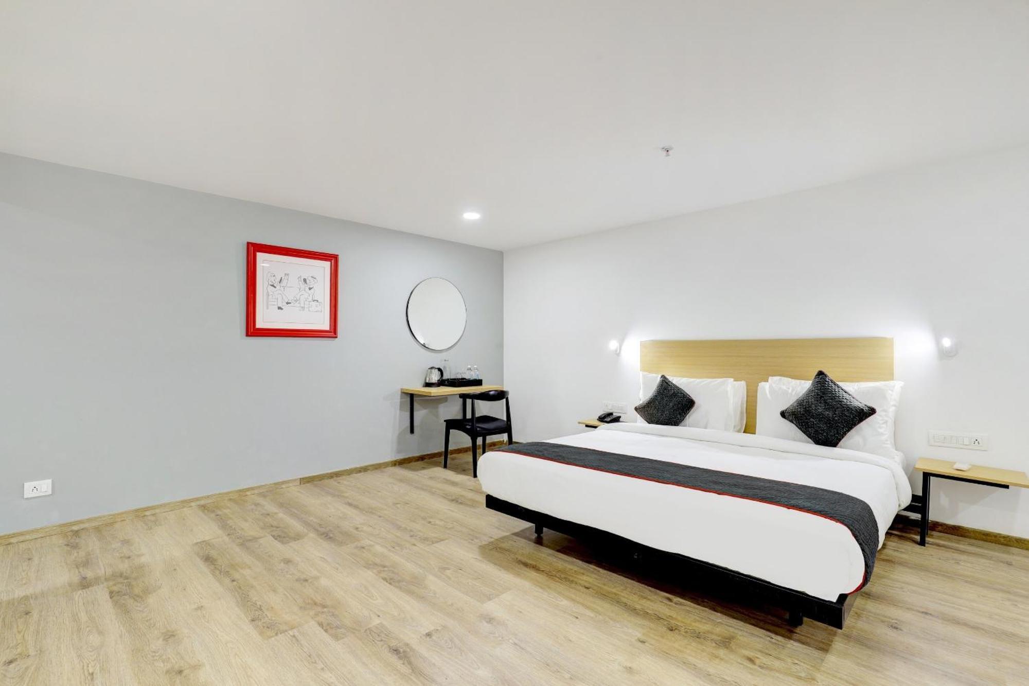 Super Townhouse Rajyash Rise Hotell Sarkhej Eksteriør bilde